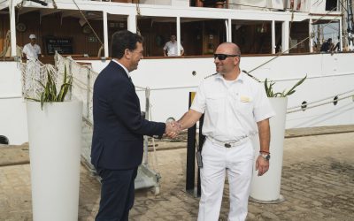 El presidente del Puerto de Huelva da la bienvenida al velero de lujo Sea Cloud, que permanecerá atracado en el Muelle de Levante sur hasta el sábado por la tarde