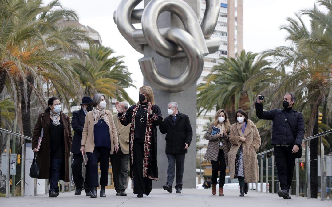 El Puerto de Huelva recibe a la bisnieta de la escultora del Monumento a Colón