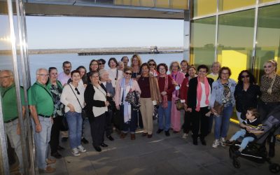 Las asociaciones Amapolas y Vecinos de la Hispanidad visitan el Puerto de Huelva
