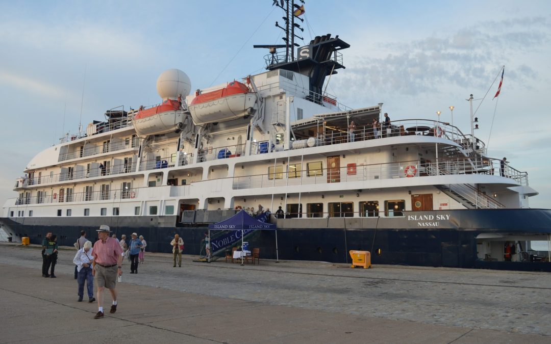 El Muelle de Levante del Puerto de Huelva recibe hoy por primera vez la escala del buque de cruceros de lujo Island Sky