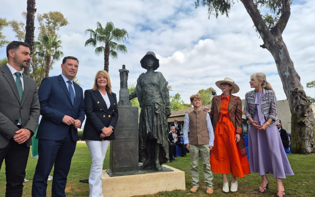 El Puerto de Huelva acoge desde hoy una escultura homenaje a Miss Whitney de 1,80 metros de altura en el entorno del Monumento a Colón